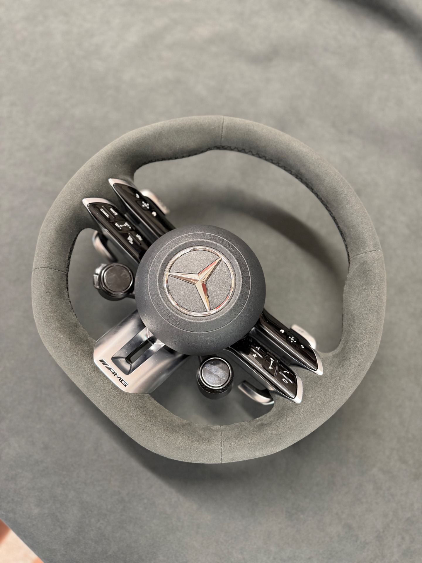 Mercedes-AMG volan presvučen sivom alkantarom